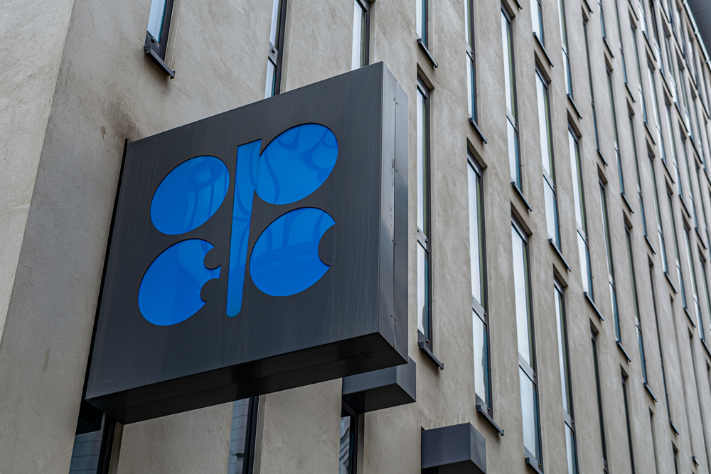 По данным ОПЕК, в январе и феврале РФ добывала по 9,8 млн баррелей нефти в сутки